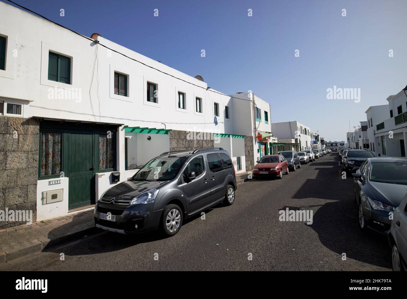 Whitewashed tradizionale spagnolo piccolo blocco di appartamenti della città vecchia di playa blanca Lanzarote Isole Canarie Spagna Foto Stock