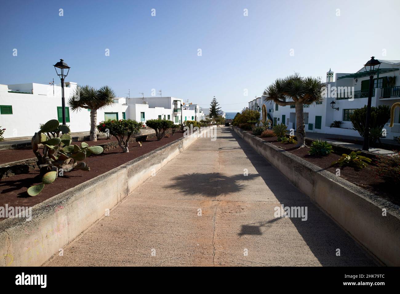 Inondazione di acqua diversione attraverso bianco tradizionale spagnolo piccolo blocco di appartamenti vecchio centro di playa blanca Lanzarote Isole Canarie Spagna Foto Stock