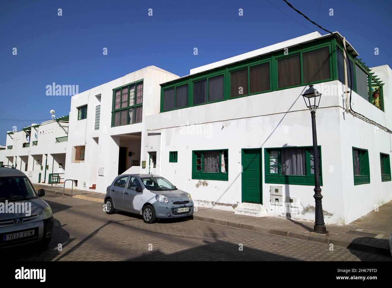 Whitewashed tradizionale spagnolo piccolo blocco di appartamenti della città vecchia di playa blanca Lanzarote Isole Canarie Spagna Foto Stock