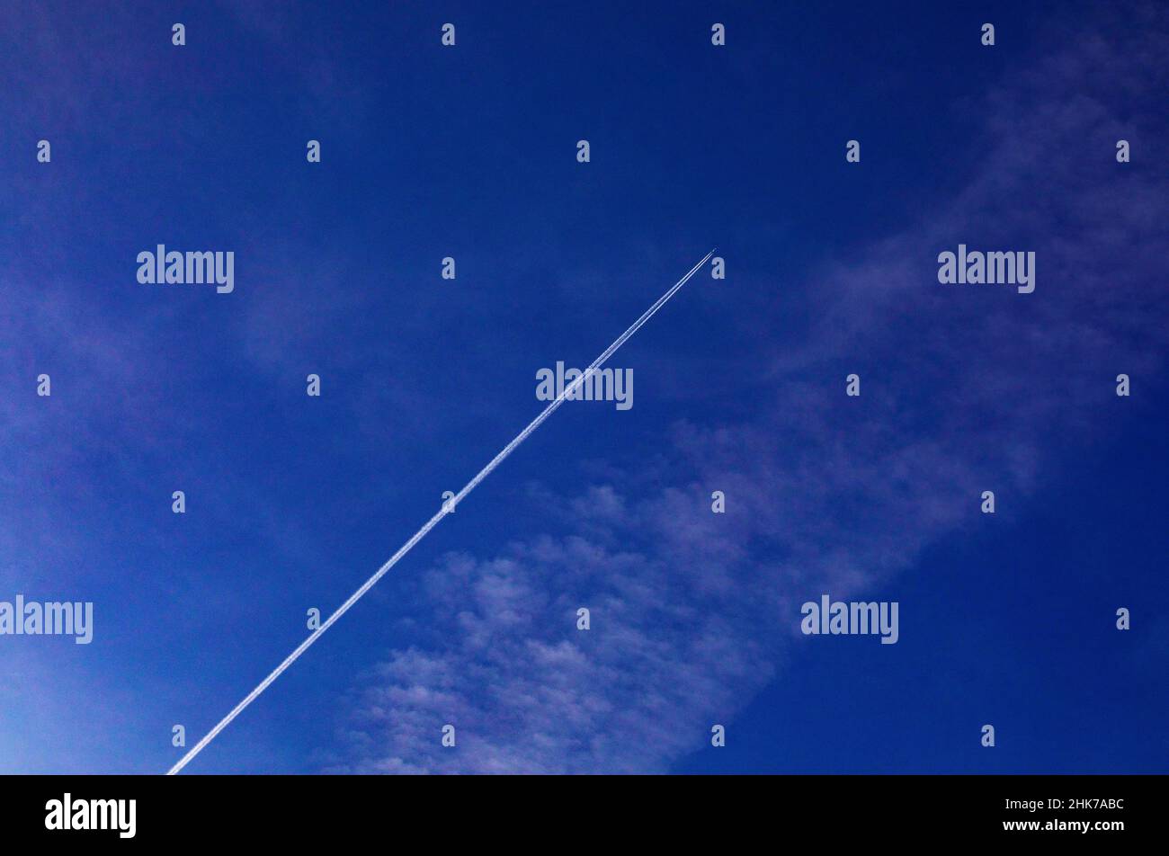 Cielo nuvoloso con piste di condensazione, Austria Foto Stock