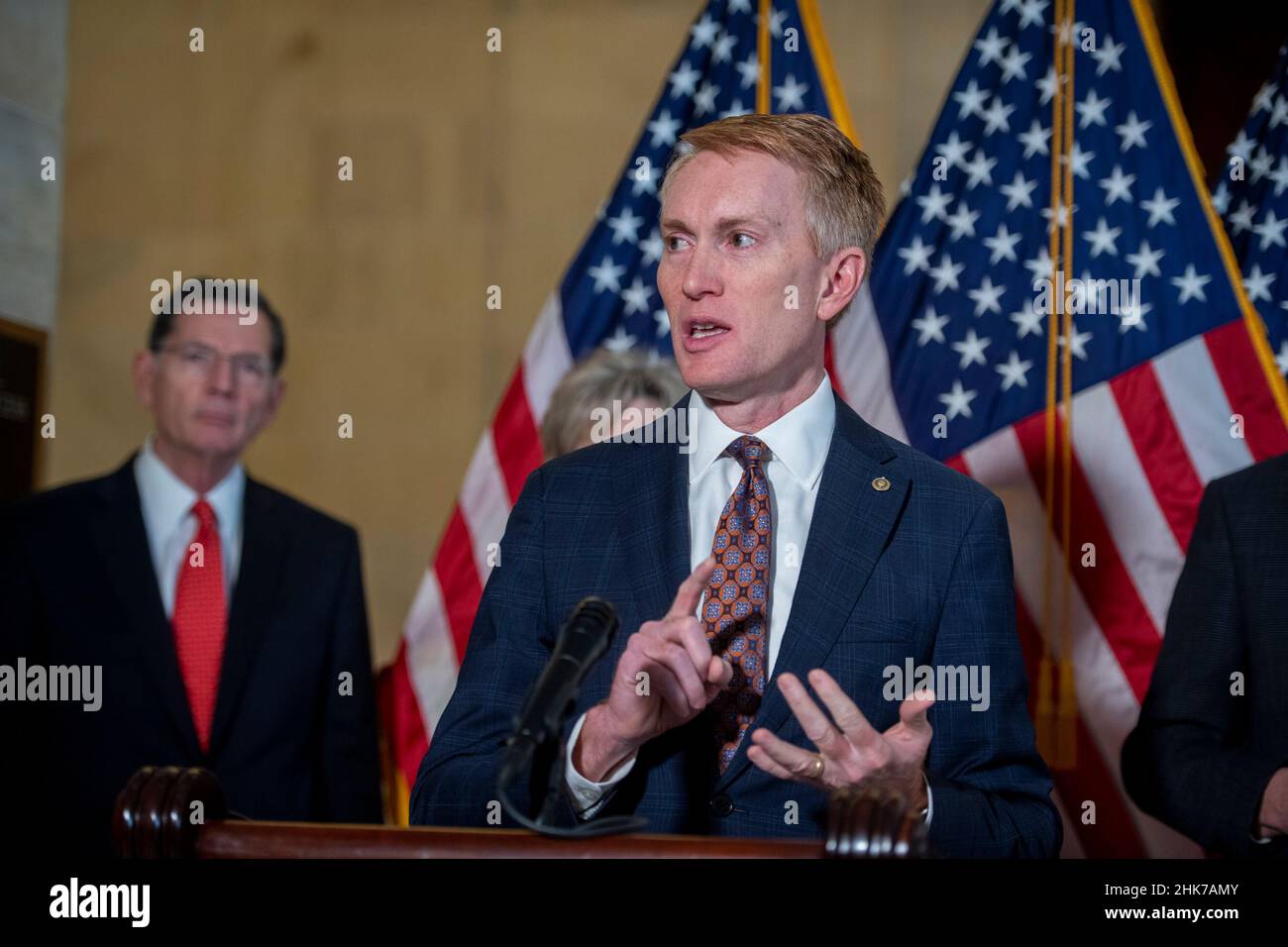 Il senatore degli Stati Uniti James Lankford (repubblicano dell'Oklahoma) offre osservazioni durante una conferenza stampa sulle politiche di confine tra Stati Uniti e Messico di Biden Administrationâs, nell'edificio Russell Senate Office di Washington, DC, mercoledì 2 febbraio 2022. Credito: Rod Lammey/CNP Foto Stock