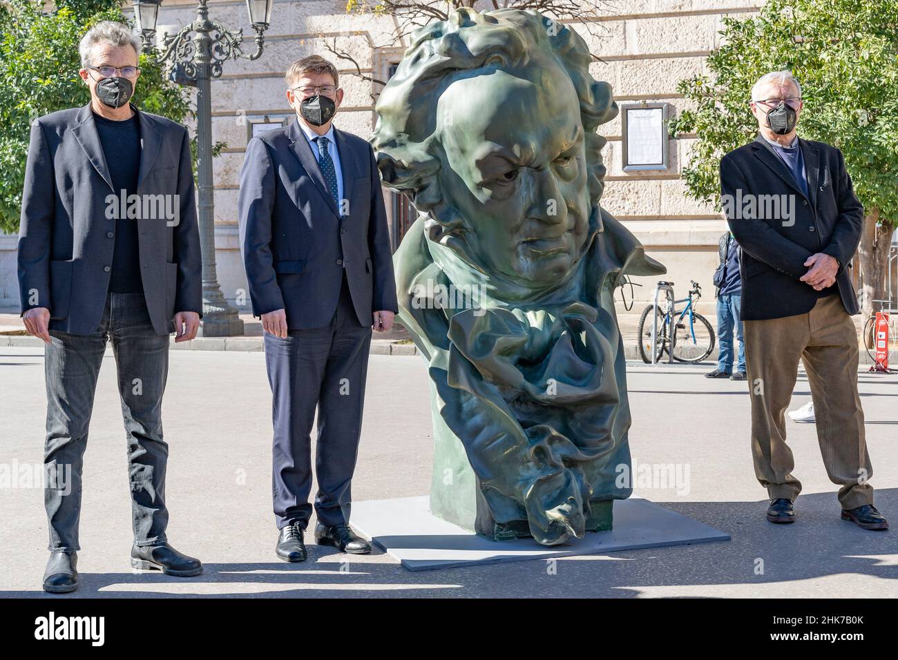 Joan Ribo sindaco di Valencia (a sinistra), Ximo Puig presidente della Generalitat di Valencia (centro) e Mariano Barroso presidente dell'Accademia delle Arti e delle Scienze del movimento di Spagna (destra) visto durante l'apertura della mostra fotografica "De Valencia a los Goya" in occasione della celebrazione del XXXVI Gala Goya Awards, Nella Plaza del Ayuntamiento.Goya Awards è un evento annuale dell'Accademia delle Arti e delle Scienze del movimento della Spagna, con lo scopo di premiare i migliori professionisti in ognuna delle diverse specialità del cinema spagnolo. L'evento è stato presentato un Foto Stock