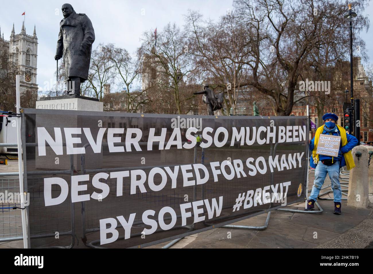 Protesta contro il primo ministro Boris Johnson. Parafrasando Winston Churchill il pochi discorso contro la Brexit. Statua di Churchill fuori dal Parlamento Foto Stock