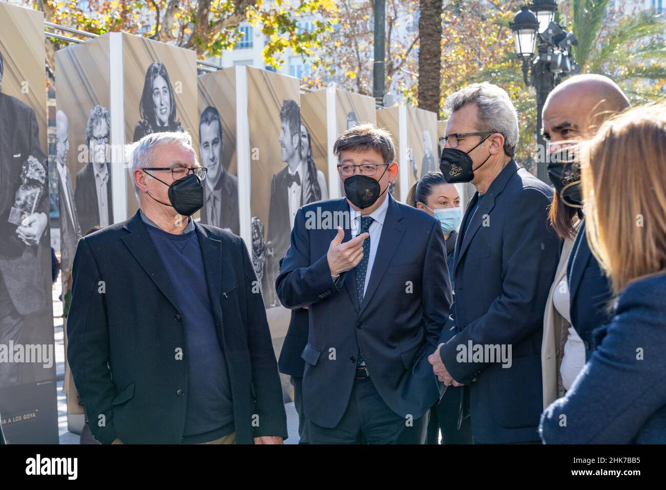 Joan Ribo sindaco di Valencia (a sinistra), Ximo Puig presidente della Generalitat di Valencia (centro) e Mariano Barroso presidente dell'Accademia delle Arti e delle Scienze del movimento di Spagna (destra) visto durante l'apertura della mostra fotografica "De Valencia a los Goya" in occasione della celebrazione del XXXVI Gala Goya Awards, Nella Plaza del Ayuntamiento.Goya Awards è un evento annuale dell'Accademia delle Arti e delle Scienze del movimento della Spagna, con lo scopo di premiare i migliori professionisti in ognuna delle diverse specialità del cinema spagnolo. L'evento è stato presentato un Foto Stock
