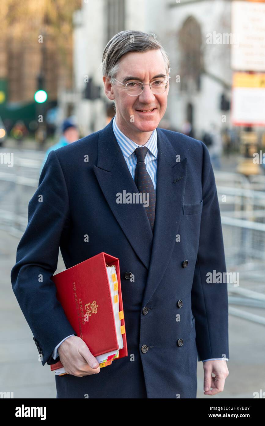 Il deputato conservatore Jacob Rees-Mogg, leader della Camera dei Comuni, arriva al Palazzo di Westminster, Londra, Regno Unito, portando libro rosso di portafoglio Foto Stock