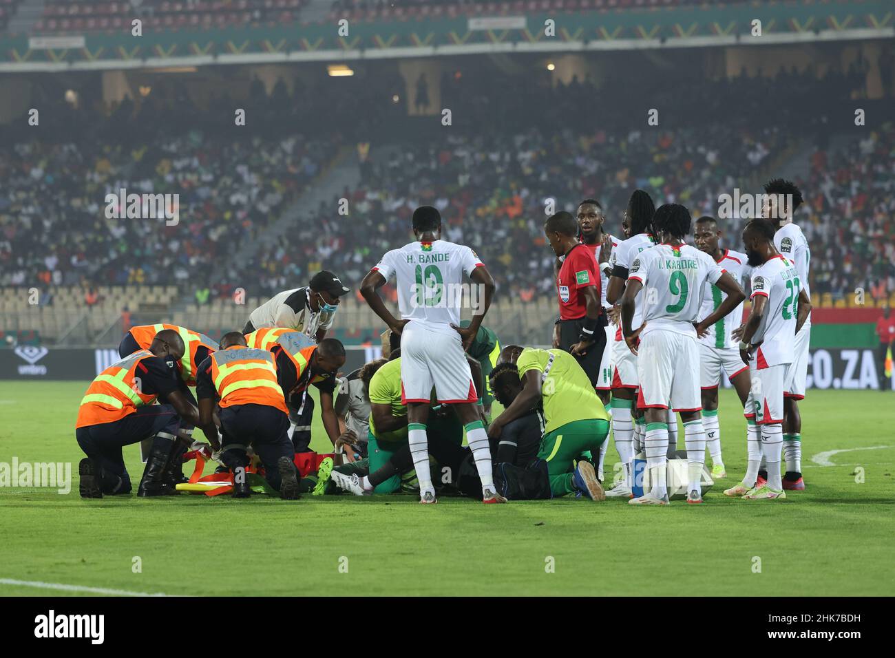 CAMERUN, Yaounde, 02 febbraio 2022 - il portiere ferito Herve Koffi del Burkina Faso durante l'Africa Cup of Nations disputerà la semifinale partita tra Burkina Faso e Senegal allo Stade Ahmadou Ahidjo, Yaounde, Camerun, 02/02/2022/ Foto di SF Foto Stock