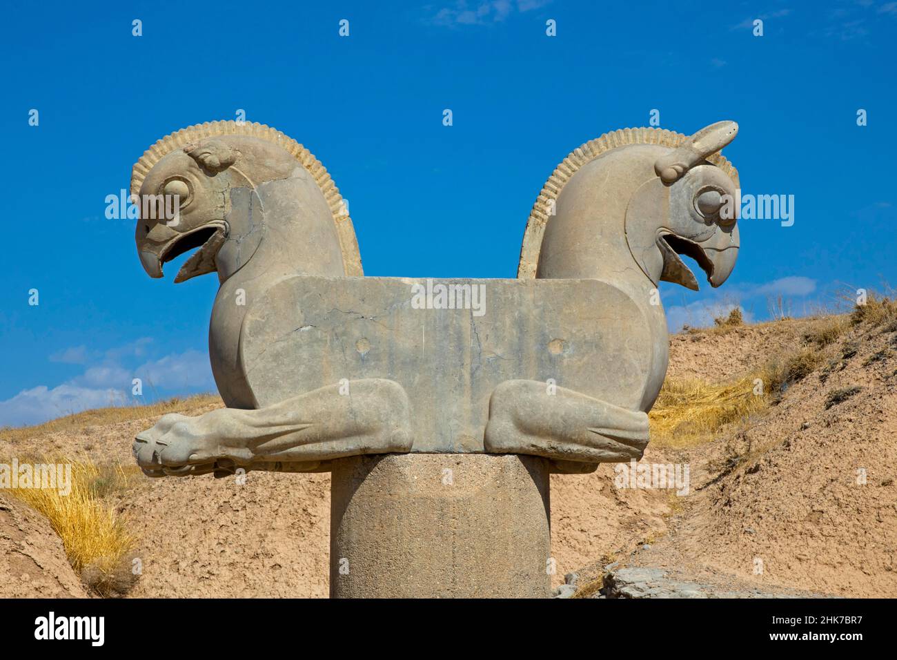 Aquila a due teste, simbolo zoroastriano dell'aria, Persepolis, Persepolis, Iran Foto Stock