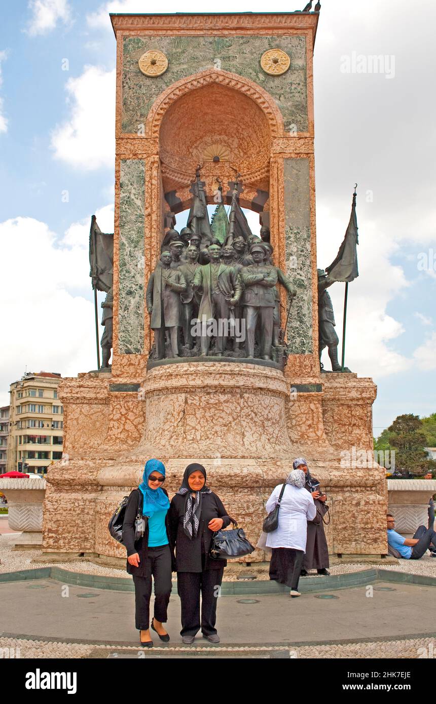 Foto commemorativa a Kemal Atatuerk, Monumento alla Repubblica, Piazza Taksim, Istanbul, Turchia Foto Stock