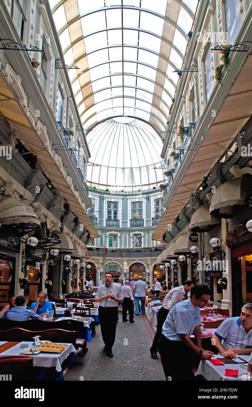 Mangiare Alley a Istiklal Caddesi, Via dell'Indipendenza, viale e via dello shopping con stile internazionale, Istanbul, Turchia Foto Stock