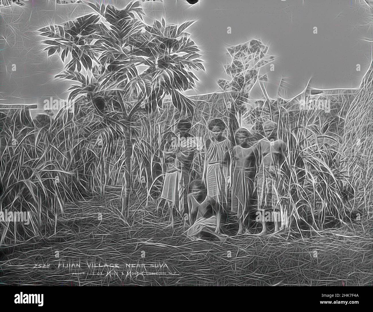 Ispirato dal villaggio Fijiano vicino a Suva, studio Burton Brothers, studio fotografico, 12 luglio 1884, Nuova Zelanda, Fotografia in bianco e nero, una donna seduta di fronte a quattro donne in standiing, una con il bambino nelle sue braccia. Un piccolo albero di breadfruit sta ombreggiando la donna con il bambino, dietro c'è una pianta di zucchero, Reimagined da Artotop. L'arte classica reinventata con un tocco moderno. Design di calda e allegra luminosità e di raggi di luce. La fotografia si ispira al surrealismo e al futurismo, abbracciando l'energia dinamica della tecnologia moderna, del movimento, della velocità e rivoluzionando la cultura Foto Stock