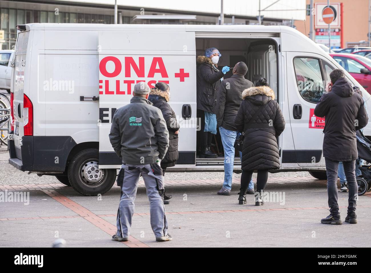 Berlino, Germania. 2nd Feb 2022. Le persone si allineano per effettuare test COVID-19 presso una stazione mobile di test a Berlino, capitale della Germania, il 2 febbraio 2022. Il numero totale di infezioni COVID-19 riportate in Germania dall'inizio della pandemia è salito a 10,19 milioni, il Robert Koch Institute (RKI) per le malattie infettive ha detto mercoledì. Credit: Stefan Zeitz/Xinhua/Alamy Live News Foto Stock