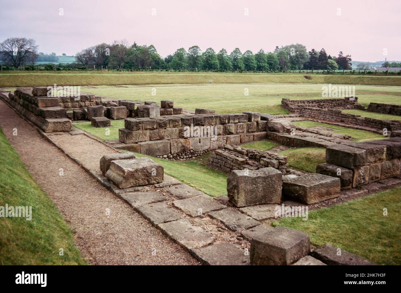 Corbridge vicino a Hexham, Northumberland, Inghilterra - rovine di un grande forte romano Coria, una guarnigione che custodisce il Muro di Adriano. Edifici Severan. Scansione di archivio da un vetrino. Giugno 1974. Foto Stock