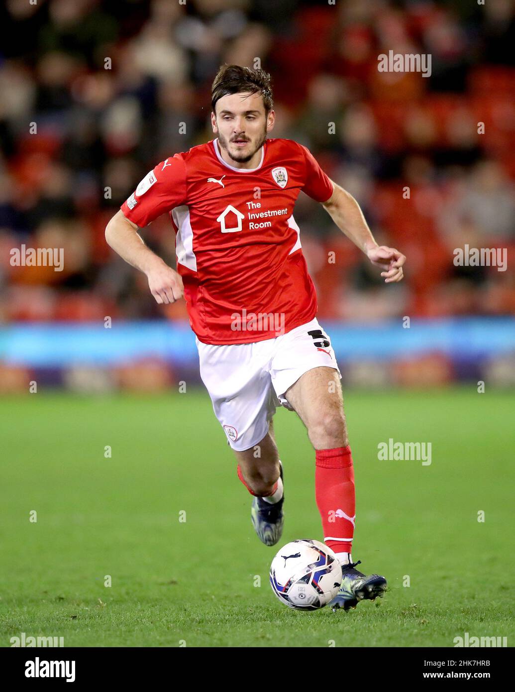 Barnsley's Liam Kitching durante la partita del campionato Sky Bet all'Oakwell Stadium di Barnsley. Data foto: Mercoledì 2 febbraio 2022. Foto Stock