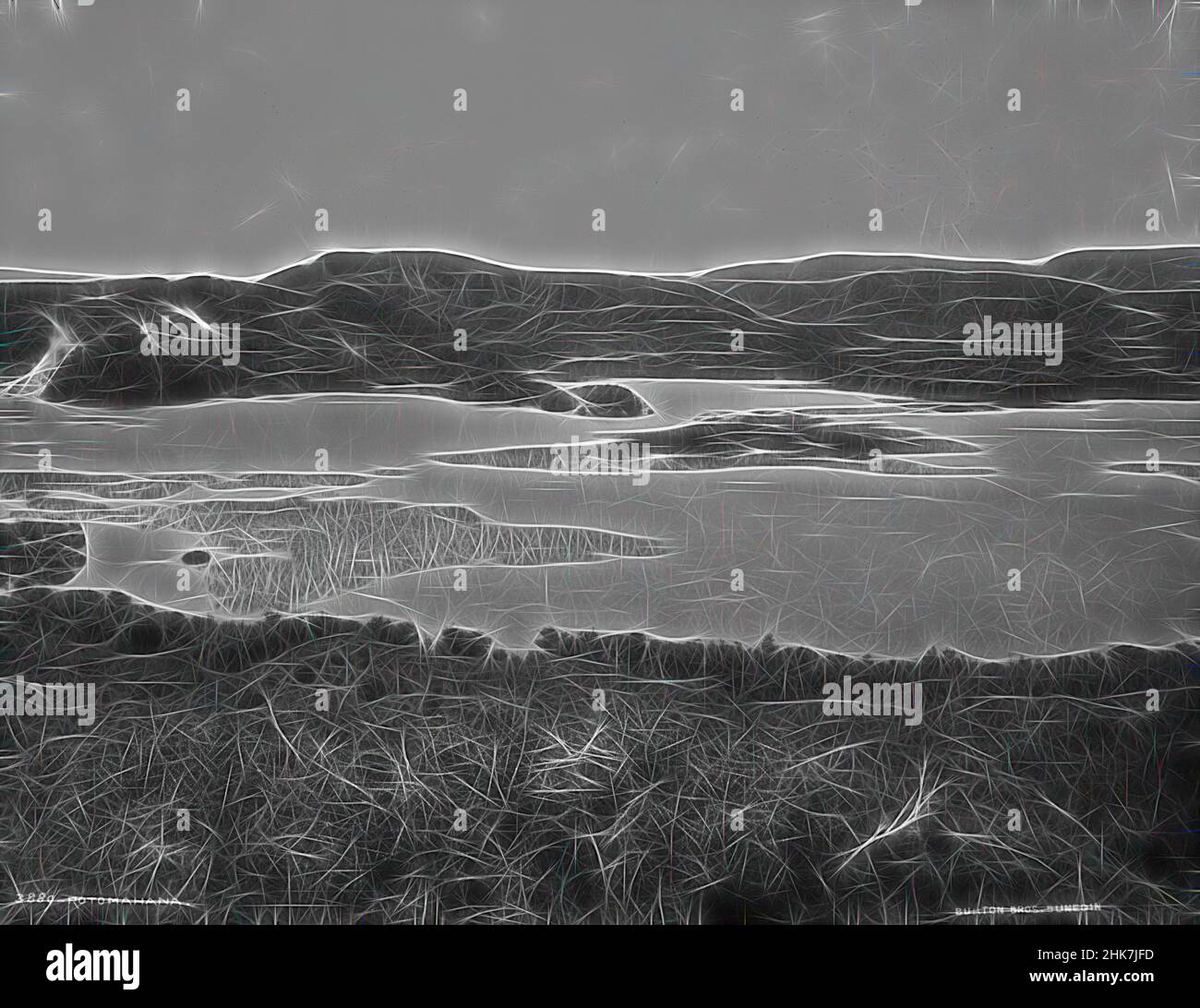 Ispirato a Rotomahana, studio Burton Brothers, studio fotografico, Nuova Zelanda, fotografia in bianco e nero, Secondo piatto in un panorama in cinque parti, reinventato da Artotop. L'arte classica reinventata con un tocco moderno. Design di calda e allegra luminosità e di raggi di luce. La fotografia si ispira al surrealismo e al futurismo, abbracciando l'energia dinamica della tecnologia moderna, del movimento, della velocità e rivoluzionando la cultura Foto Stock