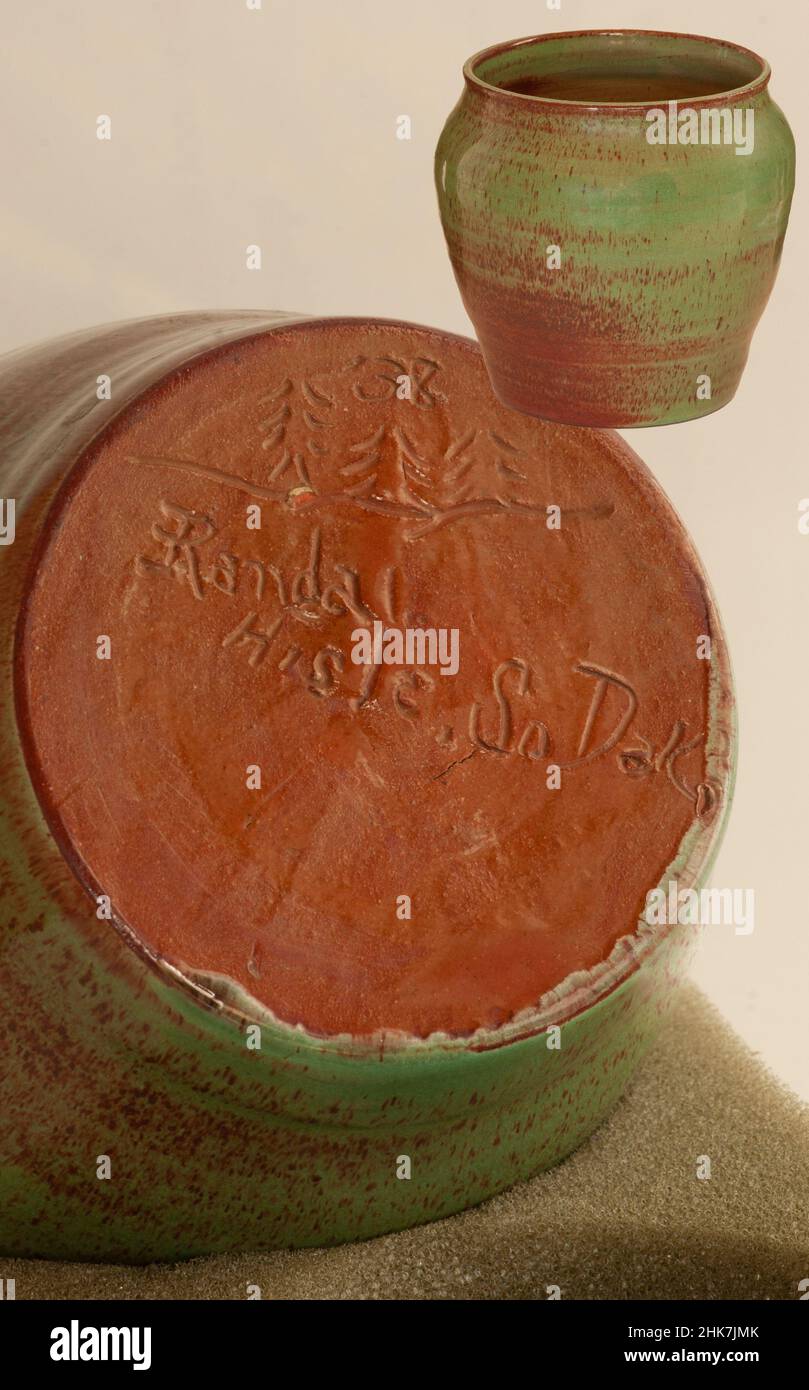 Ceramica indiana Sioux. 1938 anni. Primo piano firmato. Riserva indiana di Pine Ridge Hisle, South Dakota. 3 alberi e nome, Randal. Gettato vaso smaltato. Foto Stock