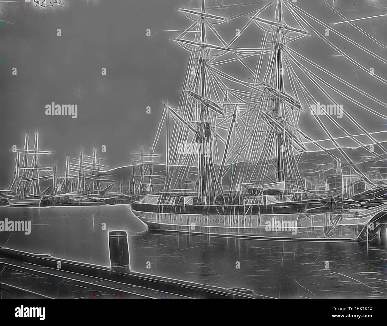 Ispirato a [Wellington dal molo], studio Burton Brothers, studio fotografico, 1880s, Dunedin, Processo piatto secco di gelatina, nave a vela al molo Wild Wave. Edificio dell'ufficio postale e torre dell'orologio sullo sfondo, reinventato da Artotop. L'arte classica reinventata con un tocco moderno. Design di calda e allegra luminosità e di raggi di luce. La fotografia si ispira al surrealismo e al futurismo, abbracciando l'energia dinamica della tecnologia moderna, del movimento, della velocità e rivoluzionando la cultura Foto Stock