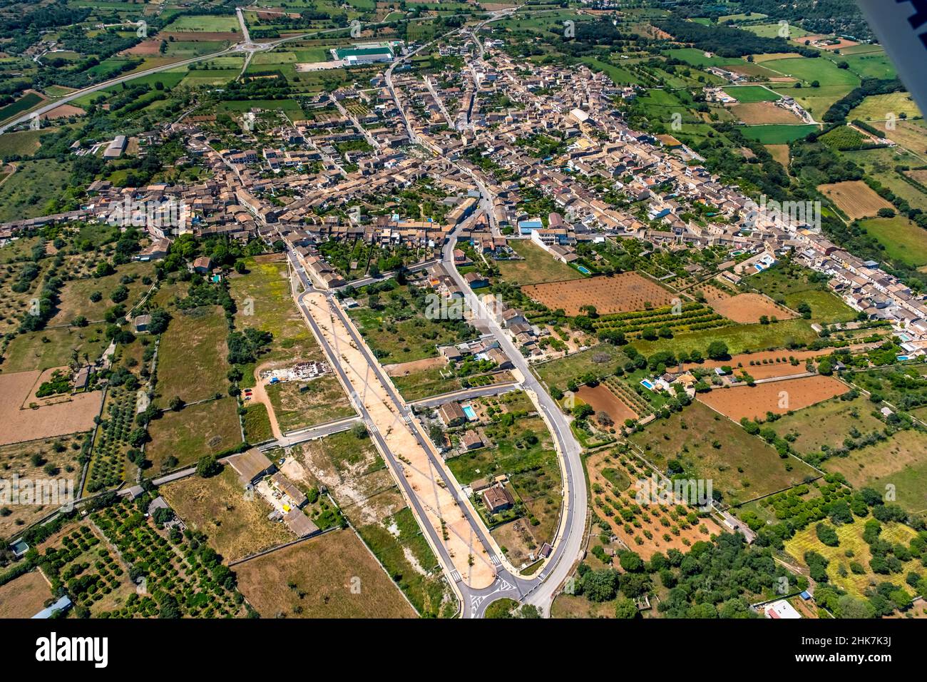 Vista aerea, Vista locale con Carrer Born e Parrocchia di Llubí, Maiorca, Isole Baleari, Isole Baleari, Spagna, Luogo di culto, Chiesa del Villaggio Foto Stock