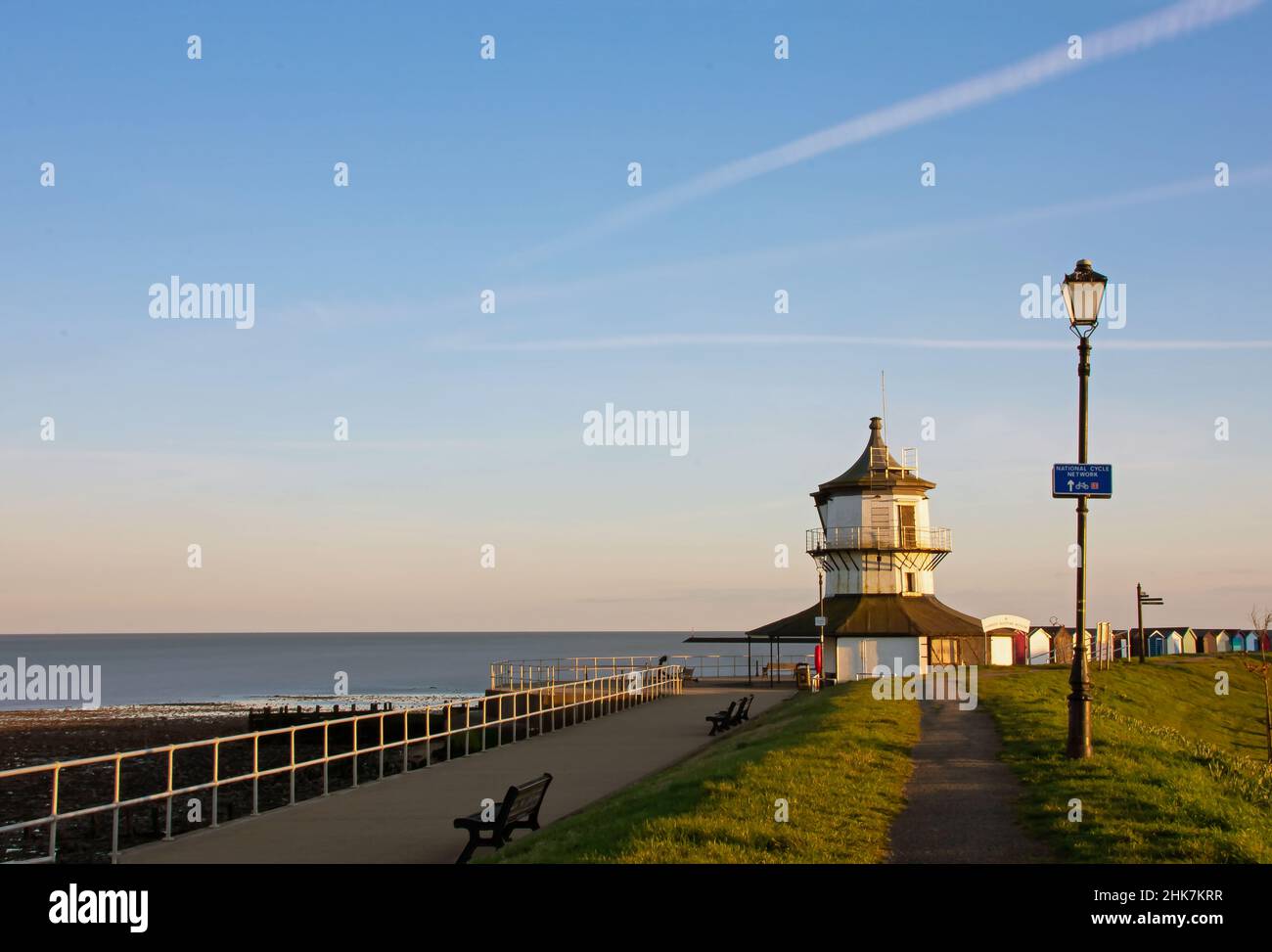 Harwich Low Lighthouse e Maritime Museum lungo il lungomare costiero al tramonto nel Nord Essex, Inghilterra. Foto Stock