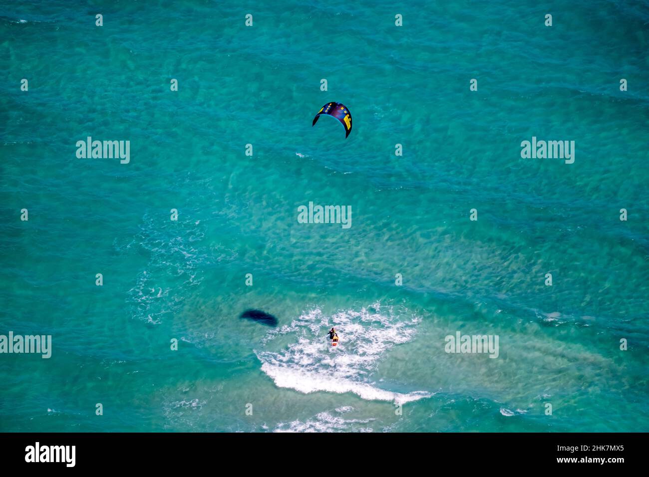 Veduta aerea, kitesurfers nella baia di Alcúdia, Mallorca, Isole Baleari, Isole Baleari, Spagna, Artà, Badia d'Alcúdia, ES, Europa, tempo libero, aeria Foto Stock