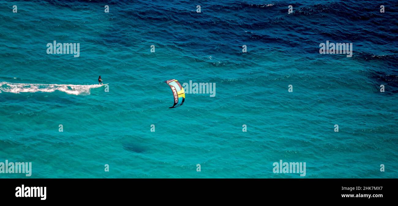 Veduta aerea, kitesurfers nella baia di Alcúdia, Mallorca, Isole Baleari, Isole Baleari, Spagna, Artà, Badia d'Alcúdia, ES, Europa, tempo libero, aeria Foto Stock