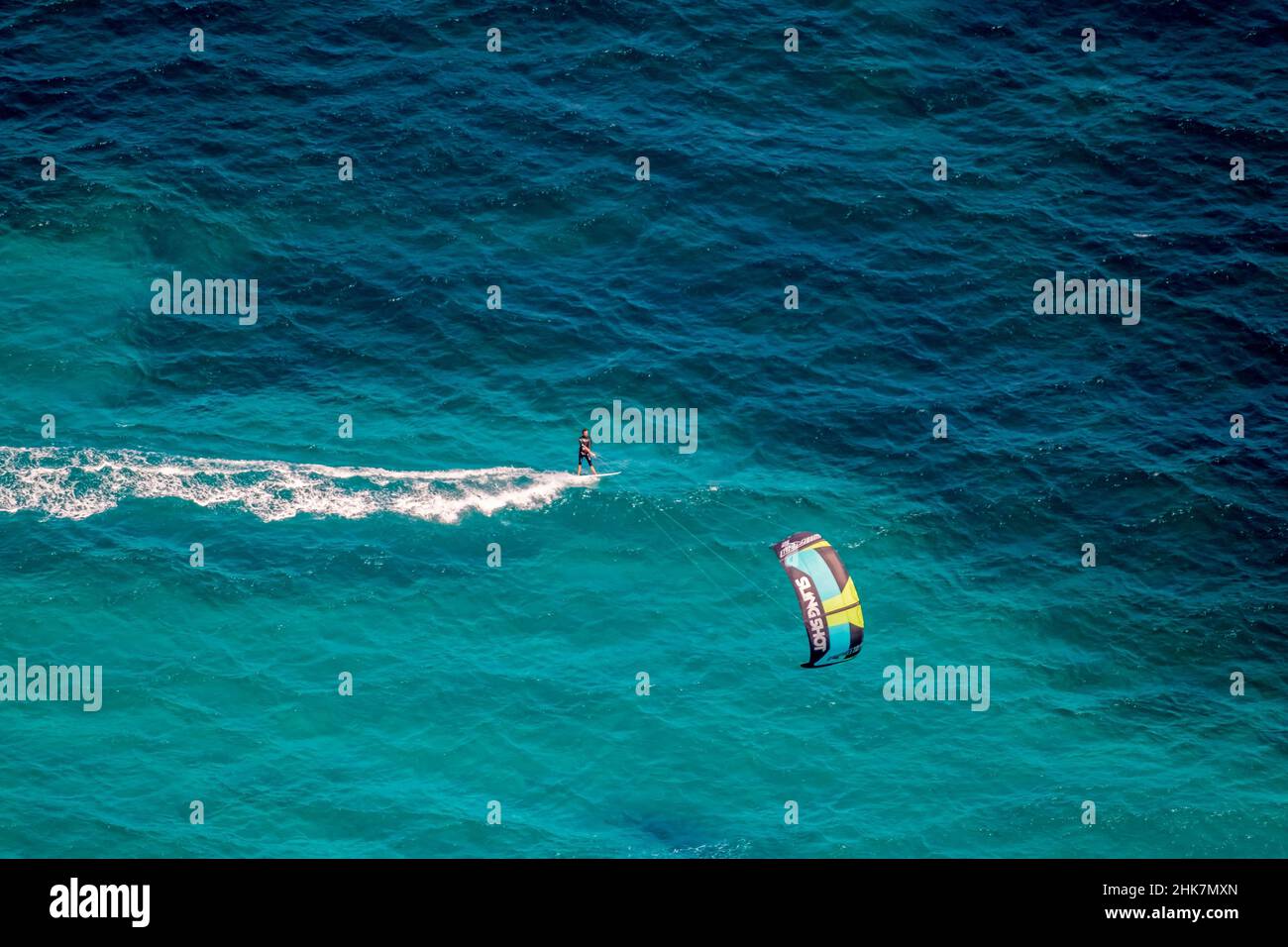 Veduta aerea, kitesurfers nella baia di Alcúdia, Mallorca, Isole Baleari, Isole Baleari, Spagna, Artà, Badia d'Alcúdia, ES, Europa, tempo libero, aeria Foto Stock