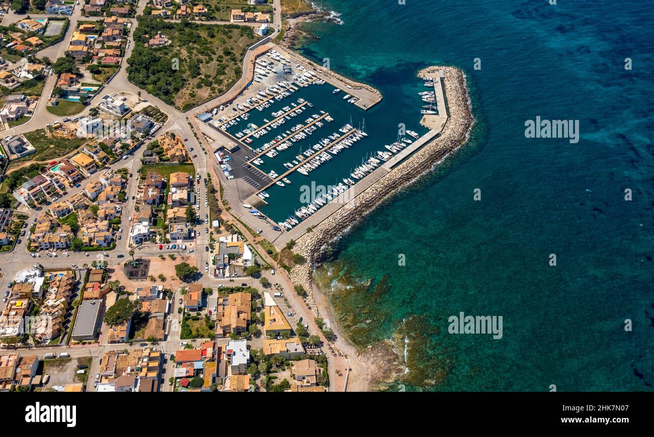 Vista aerea, Yacht Harbour and Club Nautico Colonia San Pedro, vista villaggio Colonia de Sant Pere, Mallorca, Isole Baleari, Isole Baleari, Spagna, Foto Stock