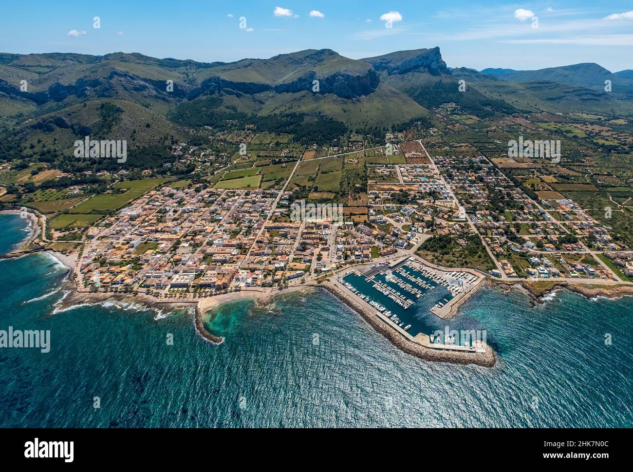 Vista aerea, Yacht Harbour and Club Nautico Colonia San Pedro, vista villaggio Colonia de Sant Pere, Mallorca, Isole Baleari, Isole Baleari, Spagna, Foto Stock