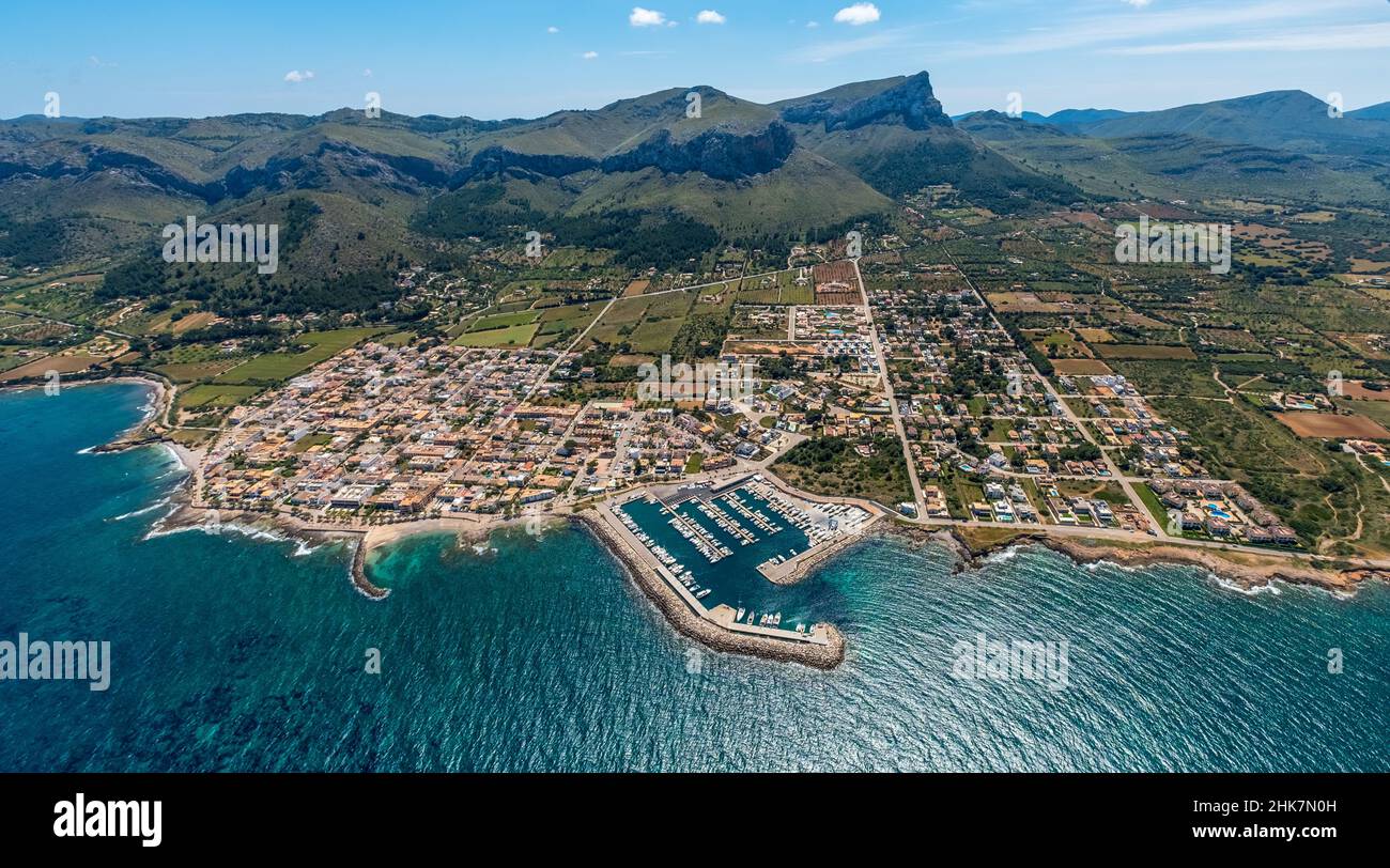 Vista aerea, Yacht Harbour and Club Nautico Colonia San Pedro, vista villaggio Colonia de Sant Pere, Mallorca, Isole Baleari, Isole Baleari, Spagna, Foto Stock