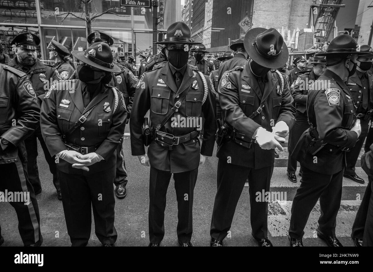 New York, New York, Stati Uniti. 2nd Feb 2022. Agenti della dogana degli Stati Uniti e protezione di frontiera assistono al funerale del detective di NYPD caduto Wilber Mora il 5th a NewYork. Lo scorso gennaio Mora è stato ucciso nella linea di servizio durante una chiamata nazionale a New York.Agen (immagine di credito: © Brian Branch Price/ZUMA Press Wire) Foto Stock