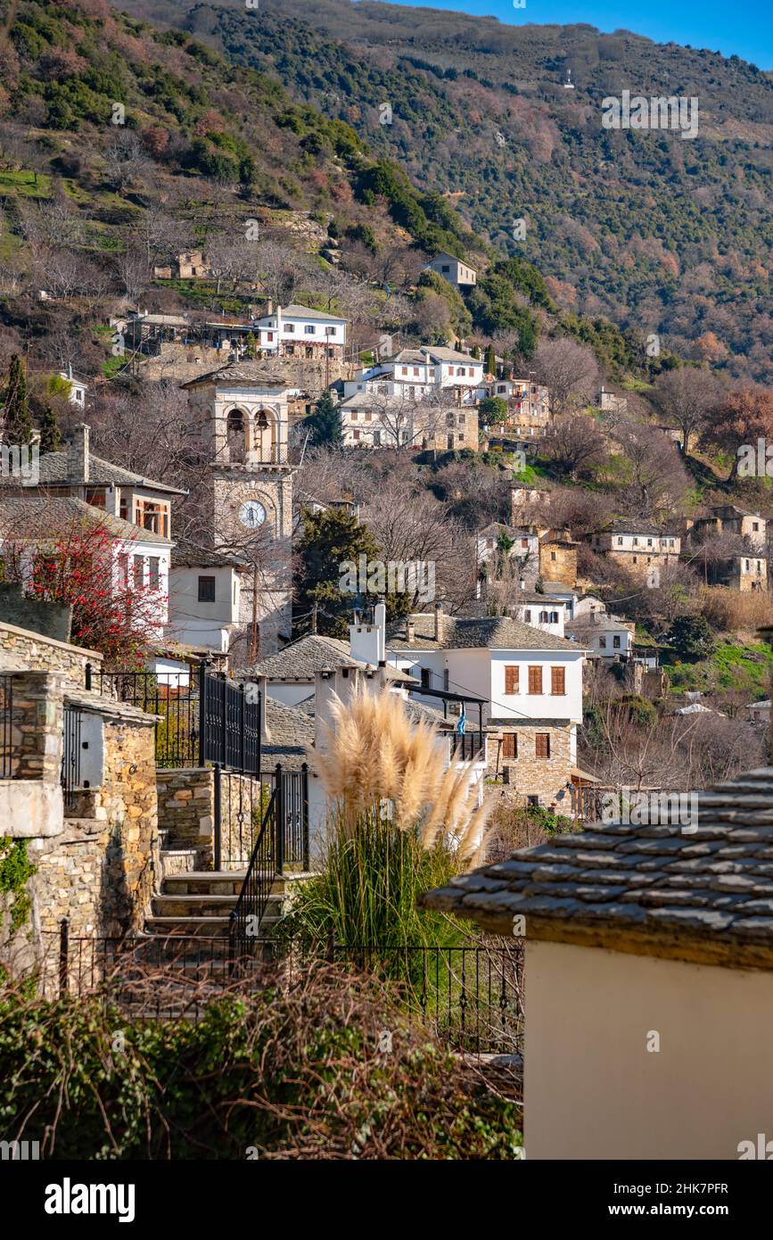 Villaggio greco tradizionale di Makrinitsa sul monte Pelion nella Grecia centrale. Foto Stock