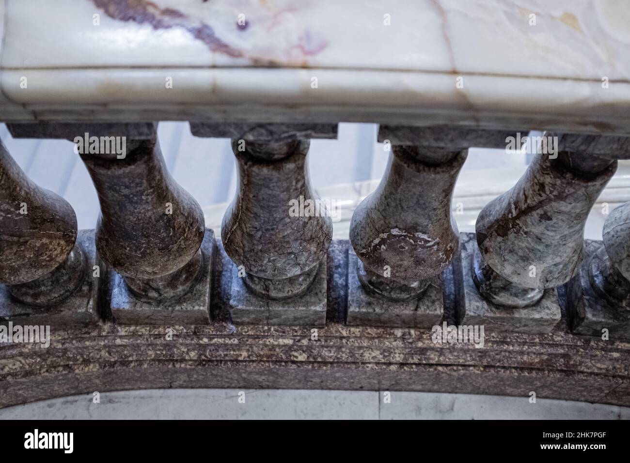 Colonne di marmo su una vecchia recinzione in pietra a Orsay, Parigi Foto Stock