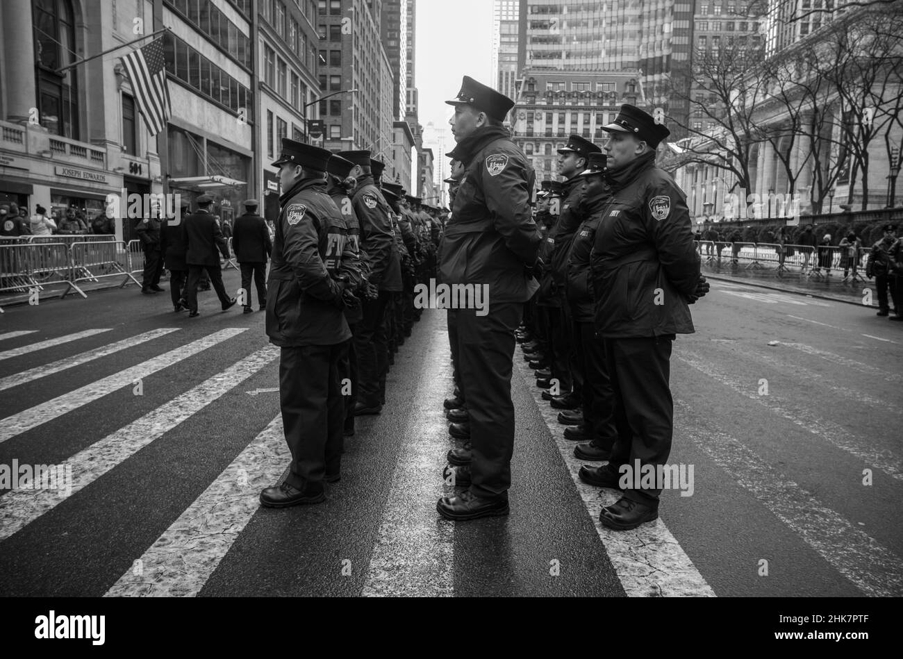 New York, New York, Stati Uniti. 2nd Feb 2022. Il Dipartimento dei Vigili del fuoco dei Cadetti di New York appaiono all'attenzione prima della processione funebre del detective della caduta di NYPD Wilber Mora il 5th a NewYork. Lo scorso gennaio Mora è stato ucciso nella linea di servizio durante una chiamata nazionale a New York.Agen (immagine di credito: © Brian Branch Price/ZUMA Press Wire) Foto Stock