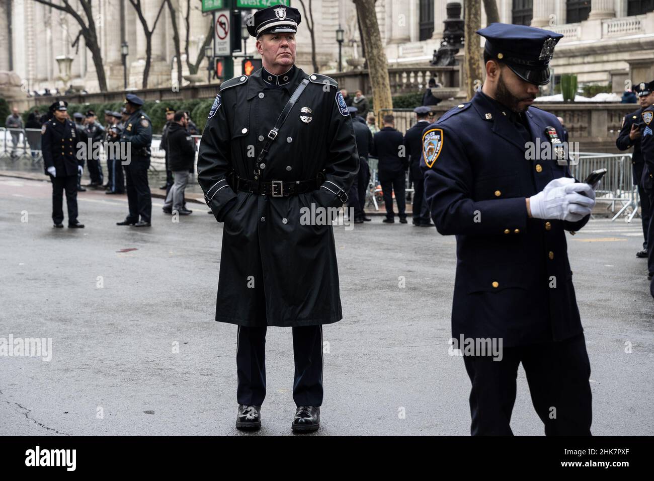 Gli ufficiali di NYPD e i poliziotti della zona tri-state linea 5th Avenue per pagare il loro ultimo rispetto per il loro collega caduto, l'ufficiale di NYPD Wilbert Mora dopo il suo servizio funebre alla Cattedrale di St. Patrick a New York, New York, il 2 febbraio 2022. (Foto di Gabriele Holtermann/Sipa USA) Foto Stock