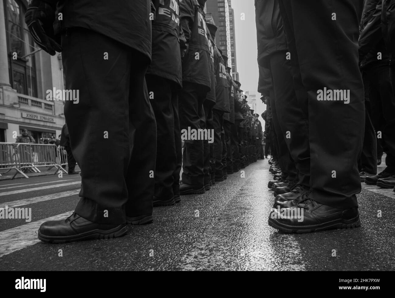 New York, New York, Stati Uniti. 2nd Feb 2022. Il Dipartimento dei Vigili del fuoco dei Cadetti di New York appaiono all'attenzione prima della processione funebre del detective della caduta di NYPD Wilber Mora il 5th a NewYork. Lo scorso gennaio Mora è stato ucciso nella linea di servizio durante una chiamata nazionale a New York.Agen (immagine di credito: © Brian Branch Price/ZUMA Press Wire) Foto Stock