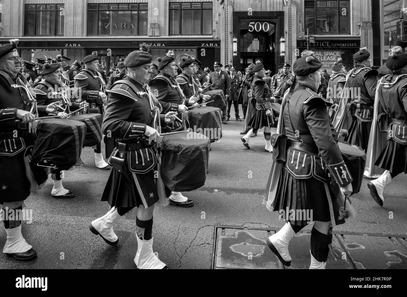 New York, New York, Stati Uniti. 2nd Feb 2022. I membri della band Emerald Society Pipe dell'ufficiale della polizia di New York City partecipano alla processione funebre del detective Fallen NYPD Wilbert Mora nel 5th a NewYork. Lo scorso gennaio Mora è stato ucciso nella linea di servizio durante una chiamata nazionale a New York.Agen (immagine di credito: © Brian Branch Price/ZUMA Press Wire) Foto Stock