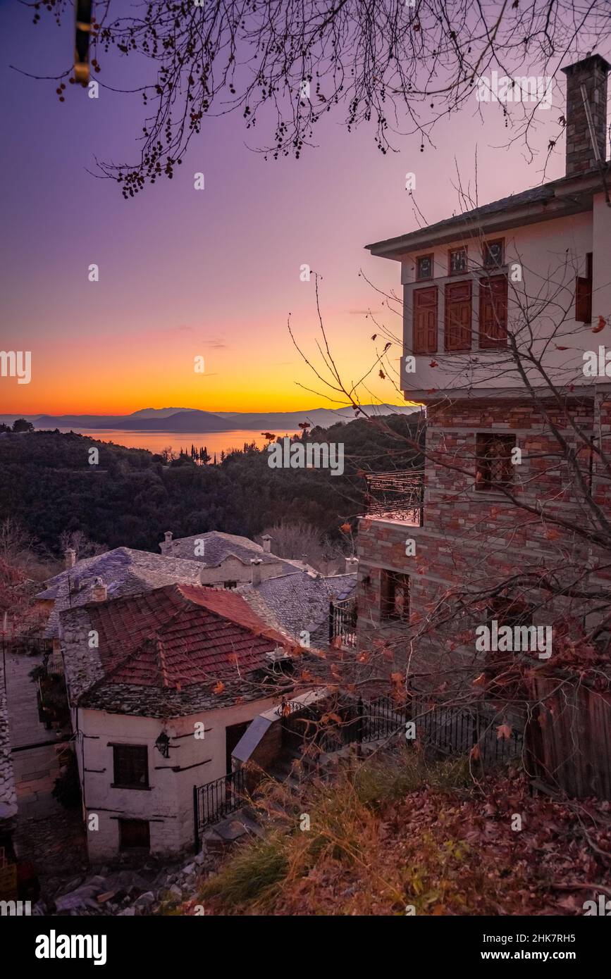 Tradizionale villaggio greco di Pinakates sul monte Pelion nella Grecia centrale. Foto Stock