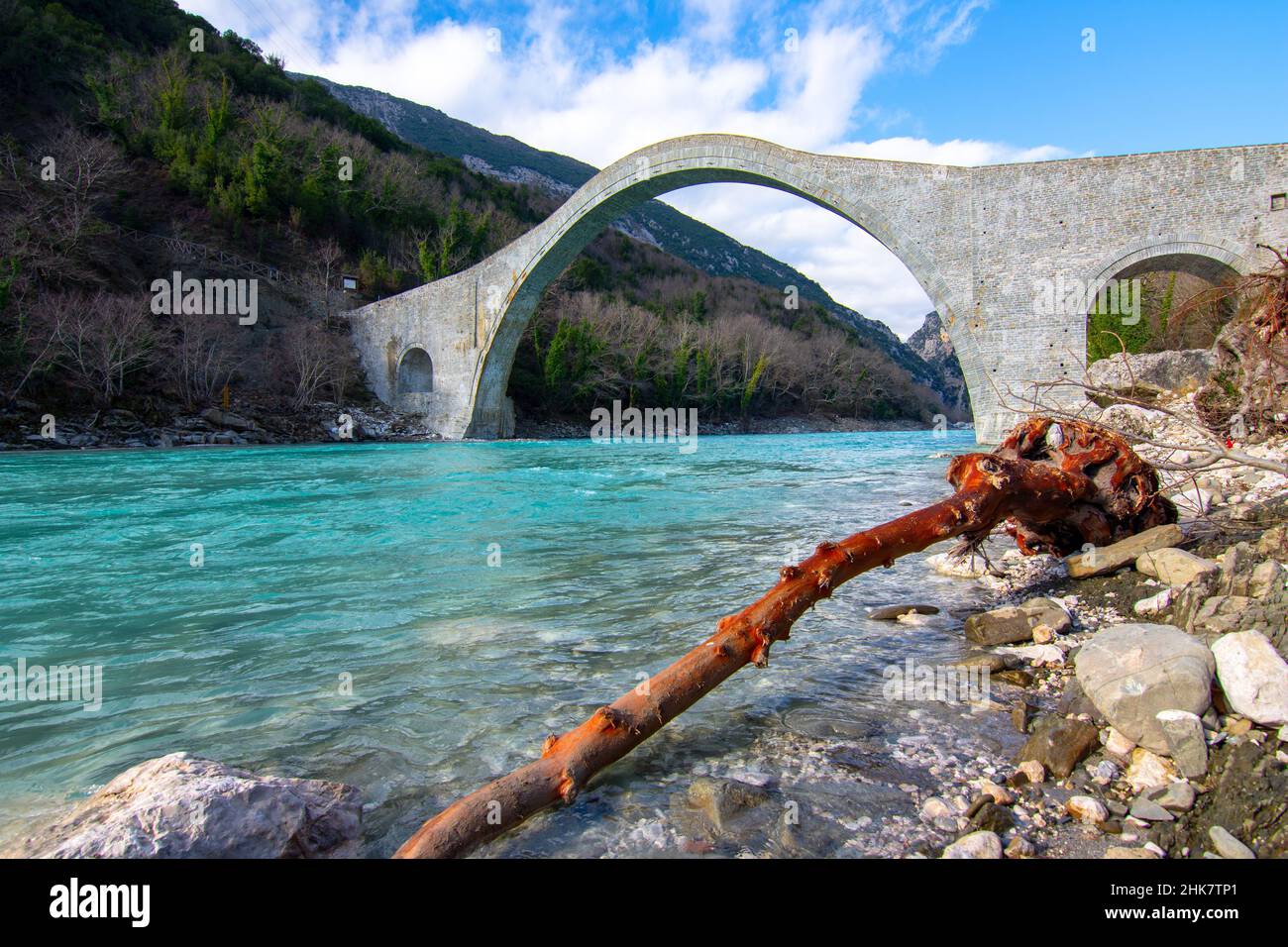 Il grande ponte in pietra ad arco di Plaka sul fiume Arachthos, Tzoumerka, Grecia. Foto Stock