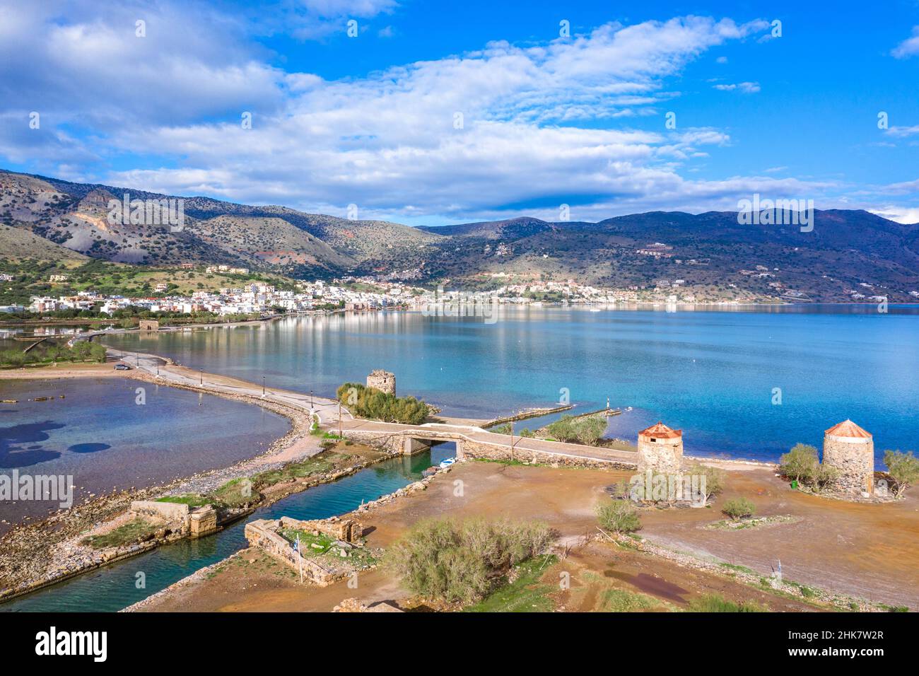 Il famoso canale di Elounda con le rovine del vecchio ponte, Creta, Grecia. Foto Stock