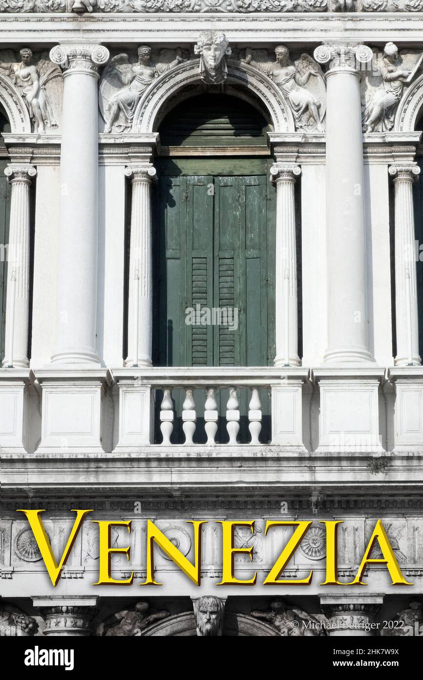 Poster di finestra, colonne, scultura e dettaglio del Palazzo Ducale, Venezia, 2017. Foto Stock