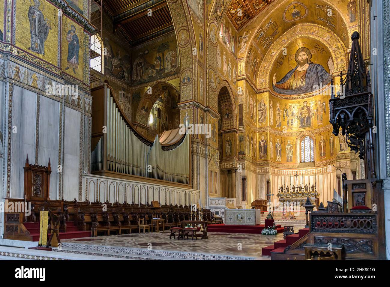 Monreale, Sicilia, Italia - 26 agosto 2017: Altare maggiore organo della famosa cattedrale di Santa Maria Nuova Foto Stock