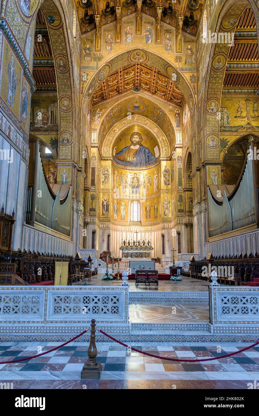 Monreale, Sicilia, Italia - 26 agosto 2017: Altare maggiore organo della famosa cattedrale di Santa Maria Nuova Foto Stock