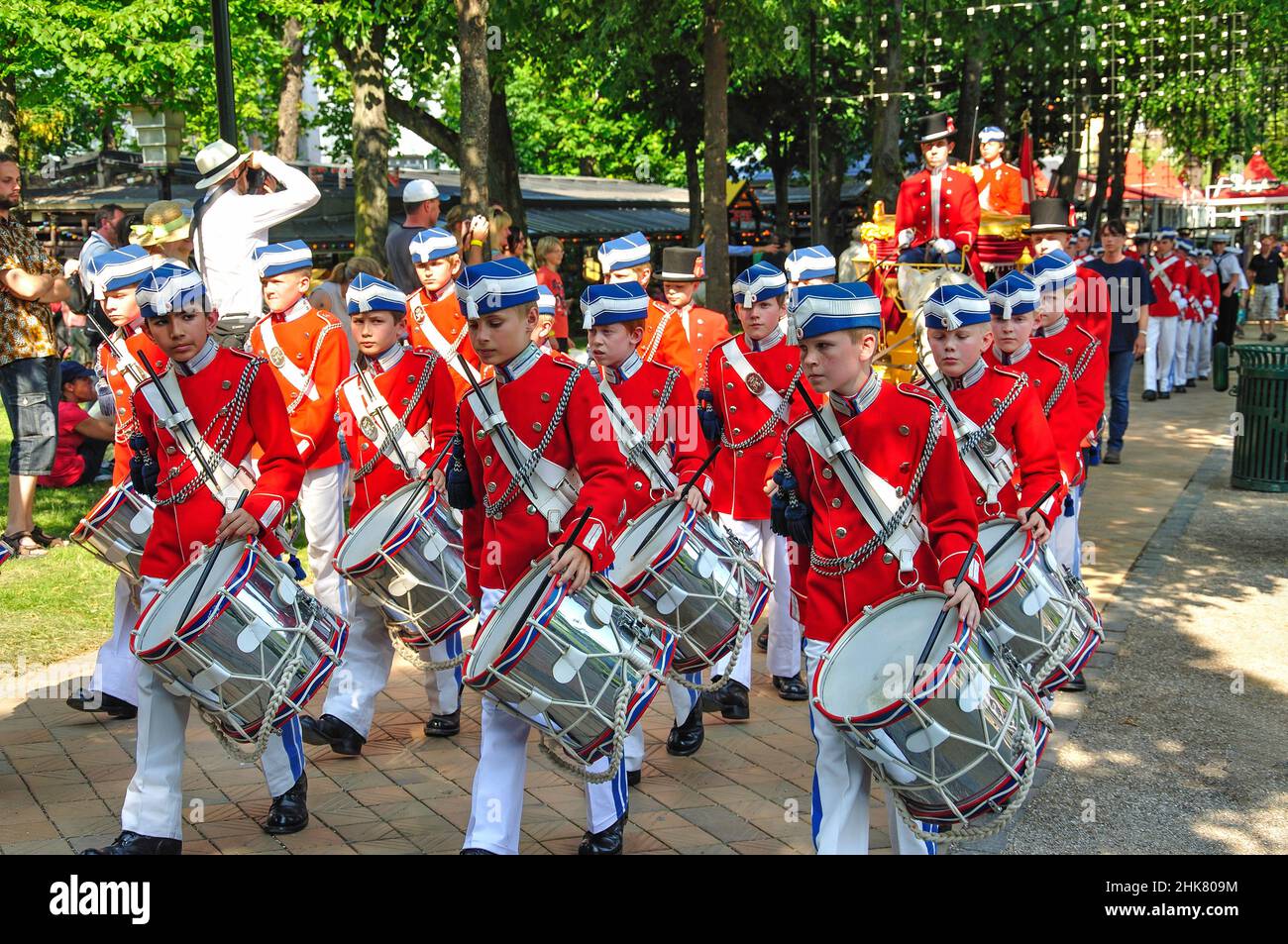 La Parata di Gala della Guardia Boys di Tivoli, Giardini di Tivoli, Copenhagen (Kobenhavn), Regno di Danimarca Foto Stock