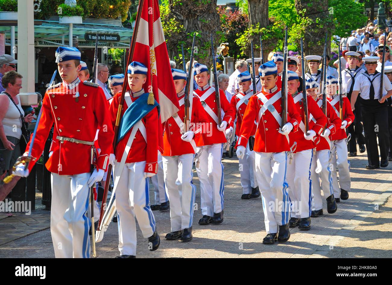 La Parata di Gala della Guardia Boys di Tivoli, Giardini di Tivoli, Copenhagen (Kobenhavn), Regno di Danimarca Foto Stock