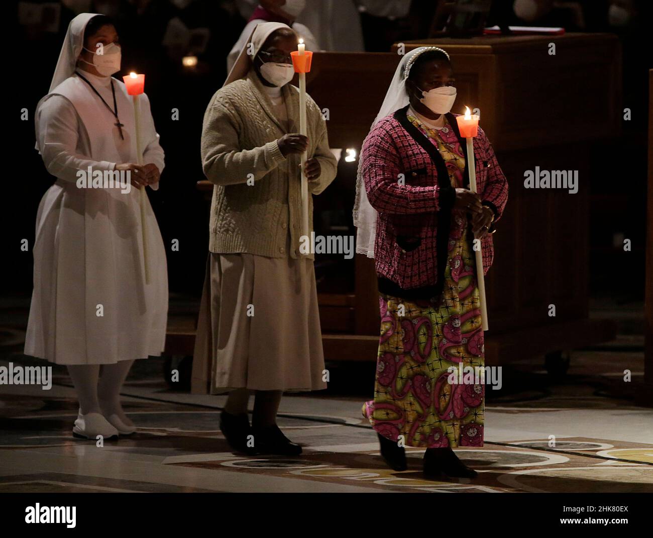 Città del Vaticano, Italien. 02nd Feb 2022. Papa Francesco "Festa delle candele" durante la Santa Messa per la solennità della presentazione del Signore presso la basilica di San Pietro in Vaticano. Il 2 febbraio 2022 Credit: dpa/Alamy Live News Foto Stock