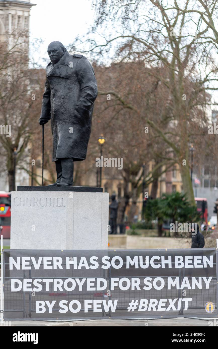 Protesta al di fuori del Parlamento citando una versione alterata del poche parole di Churchill sulla Brexit Foto Stock