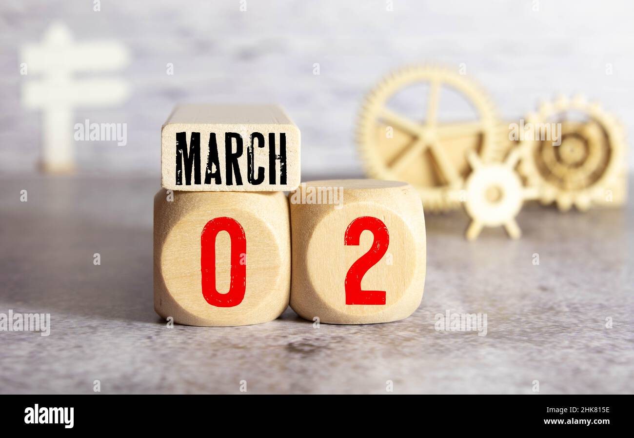 Il 2 marzo la seconda di marzo, il giorno 2 del mese di marzo - calendario bianco blocchi sul nero testurizzato sfondo con spazio vuoto per il testo Foto Stock