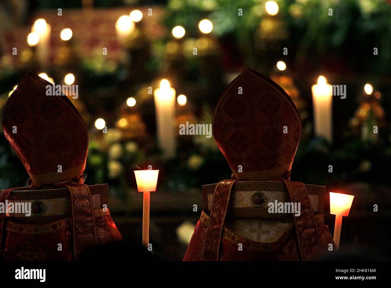 Città del Vaticano, Italien. 02nd Feb 2022. Papa Francesco "Festa delle candele" durante la Santa Messa per la solennità della presentazione del Signore presso la basilica di San Pietro in Vaticano. Il 2 febbraio 2022 Credit: dpa/Alamy Live News Foto Stock