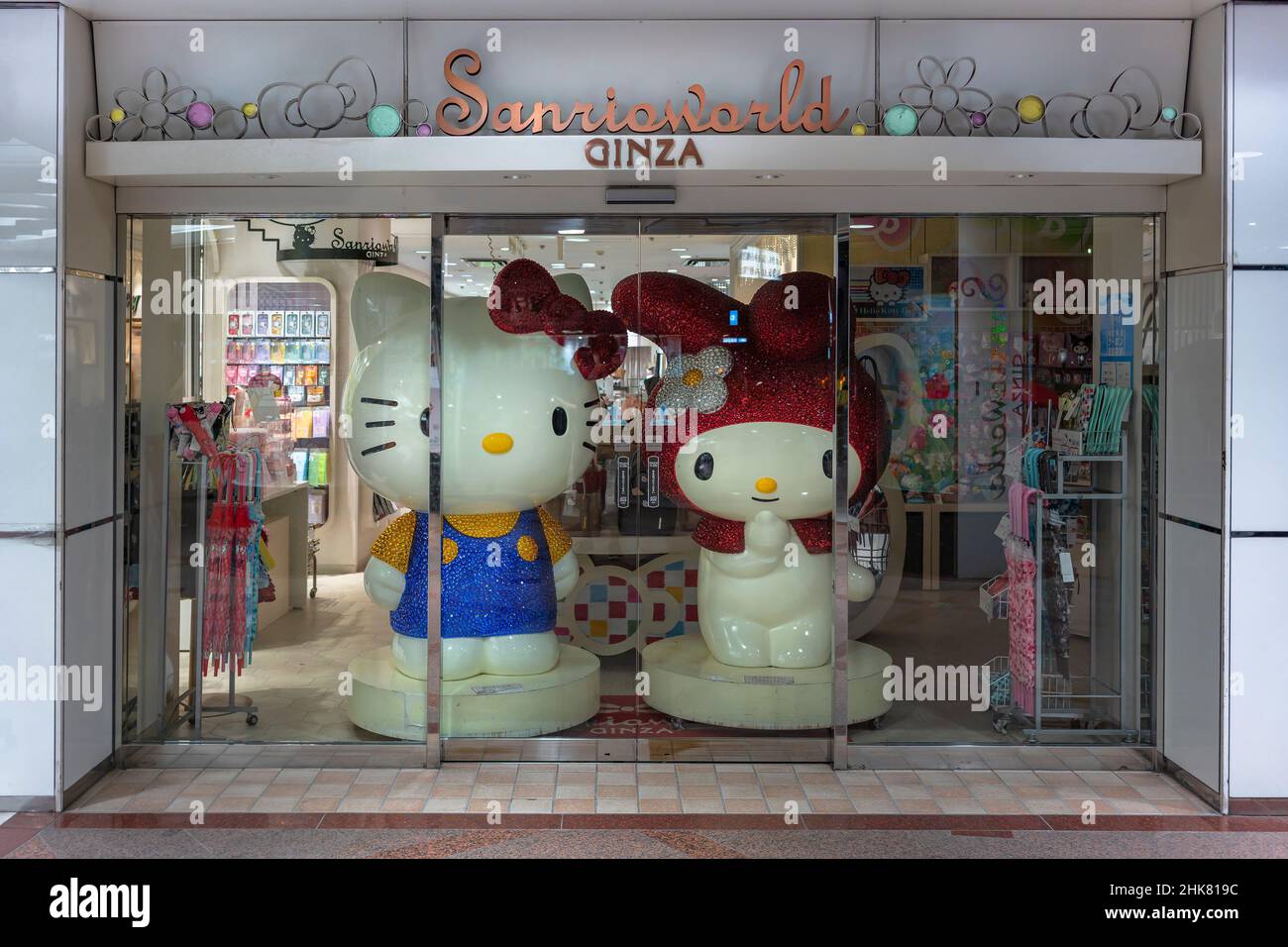 tokyo, giappone - agosto 24 2021: Statue di personaggi di gatti e conigli chiamati Hello Kitty e My Melody ricoperte di diamanti fantasia dietro il gla chiuso Foto Stock