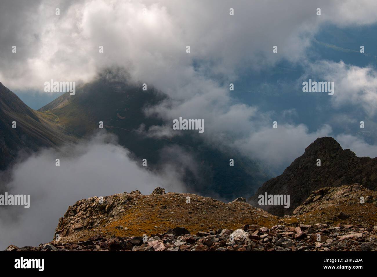 Nuvole che coprono il sentiero escursionistico da Nid d'Aigle a Tete Rousse, Alpi francesi, settembre Foto Stock