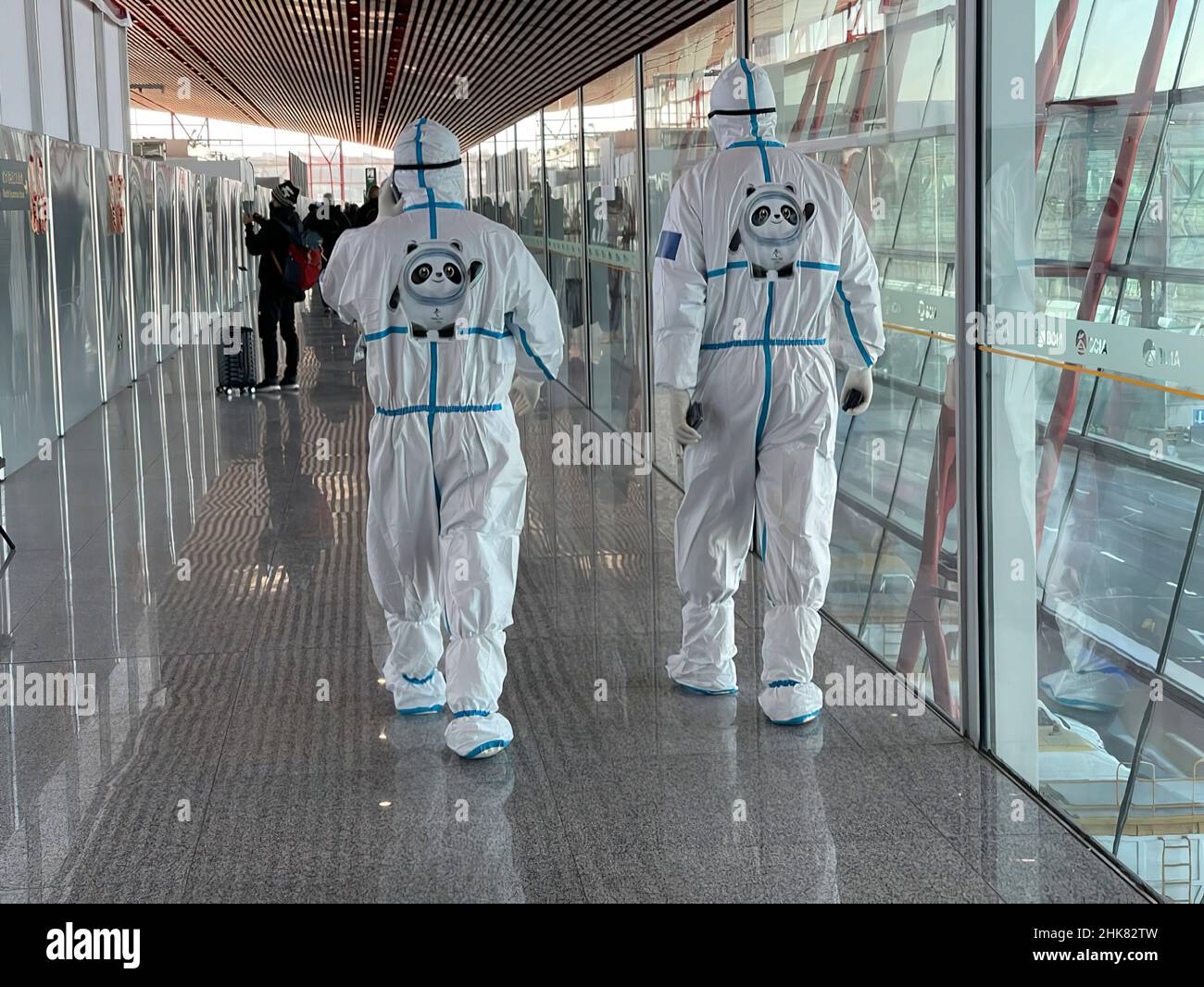 Pechino, Cina. 2nd Feb 2022. Funzionari con tute di materiale pericoloso accompagnano passeggeri in arrivo all'aeroporto della capitale di Pechino (Credit Image: © Walter G. Arce Sr./ZUMA Press Wire) Foto Stock